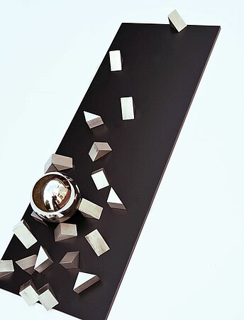 Freier Fall, 2021, 60x28cm, Aluminium, Edelstahl, Trespa