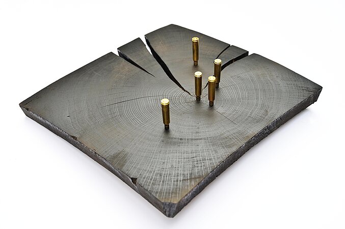 Treffer, 2022, 40x40cm, Eichenholz, Messing